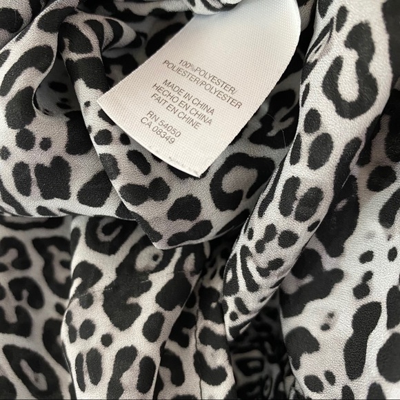 JONES NEW YORK Gray Leopard Print Buttondown Blouse - Picture 4 of 5